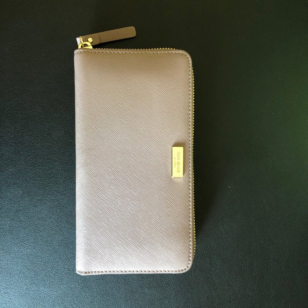 Kate Spade Laurel Way Neda in dusk cityscape..